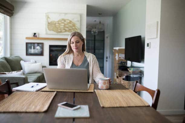 Employé en train de travailler depuis chez elle